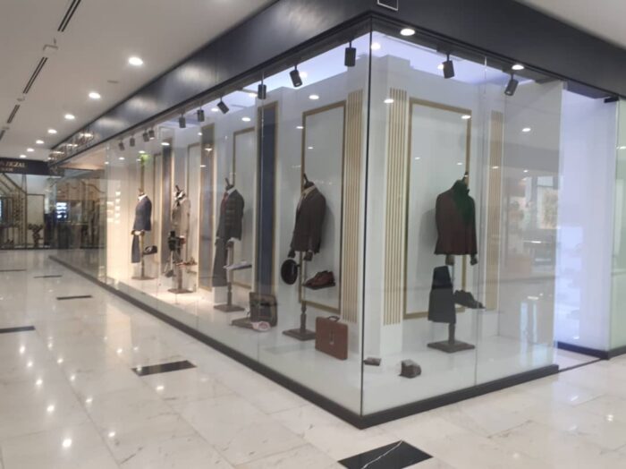 دکور مغازه کت شلوار فروشی