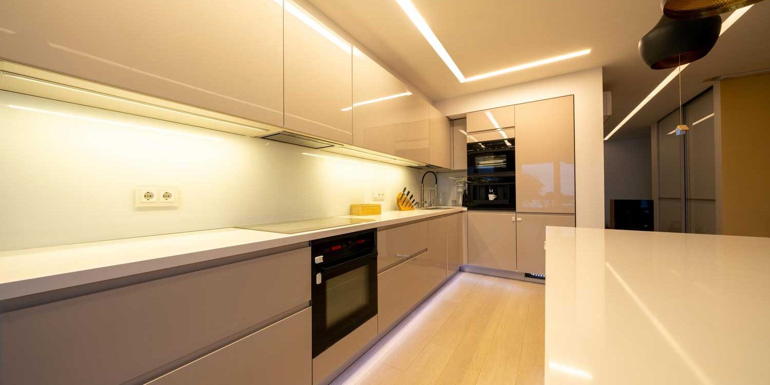 بنر نورپردازی کابینت آشپزخانه