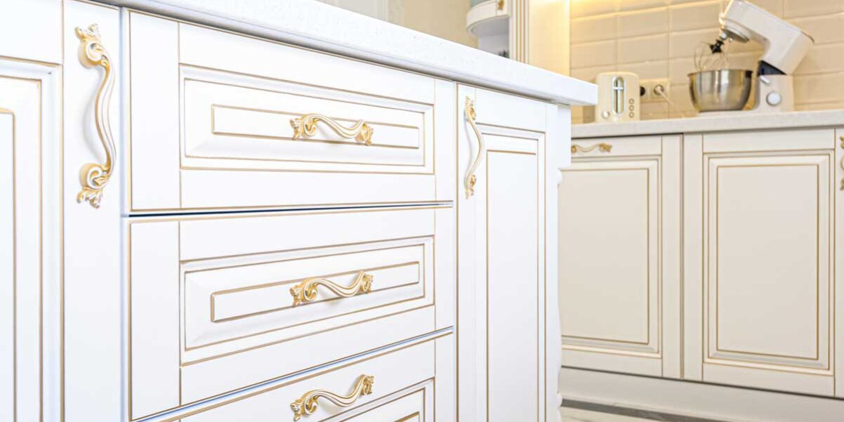 بنر کابینت سفید طلایی