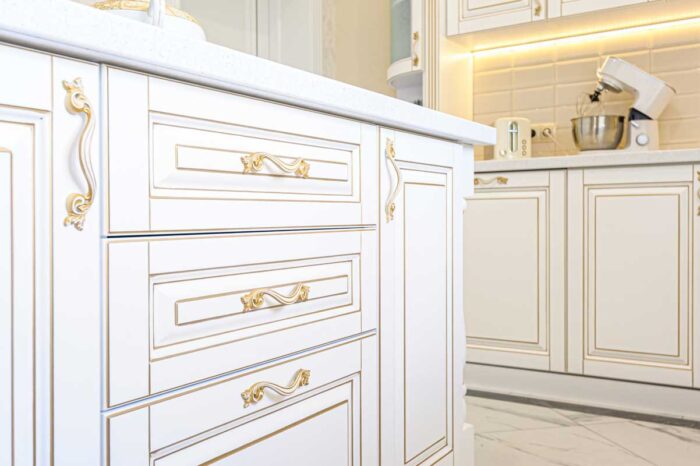 بنر کابینت سفید طلایی بنر کابینت سفید طلایی