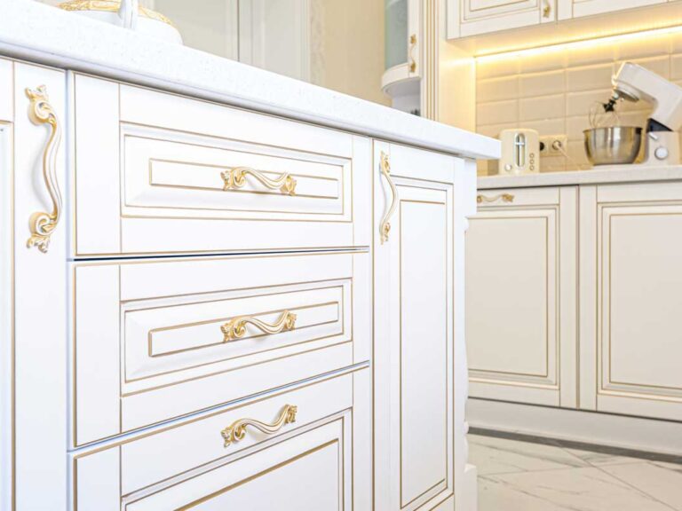 بنر کابینت سفید طلایی