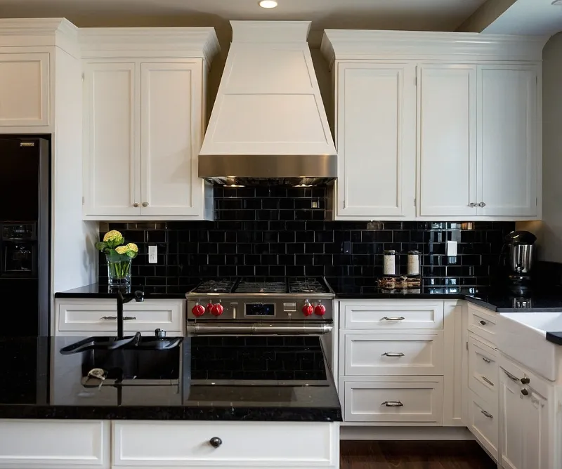 کابینت سفید با بین کابینتی مشکی