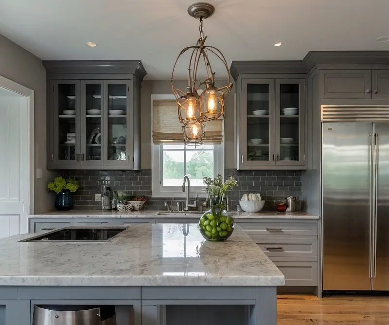 کابینت سفید طوسی با جزیره آشپزخانه