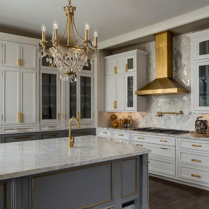 کابینت سفید طوسی با دستگیره‌های طلایی