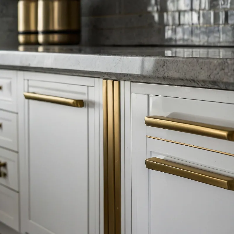 کابینت سفید طوسی با دستگیره‌های طلایی