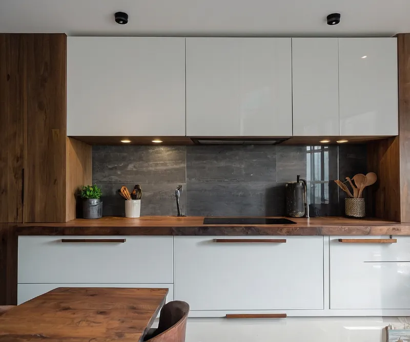 کابینت سفید طوسی با صفحه رویی چوبی