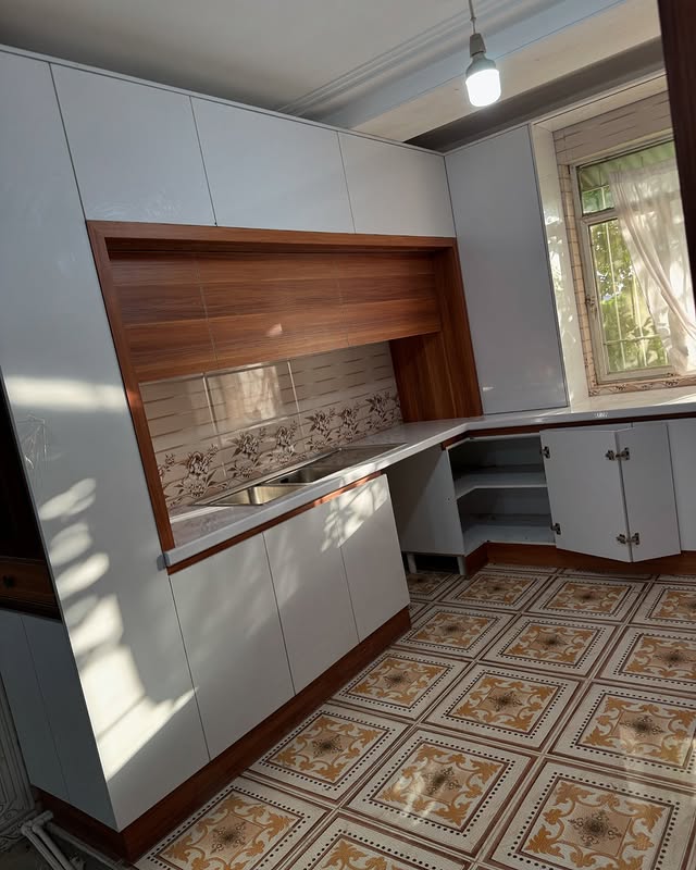 کابینت پله ای هایگلاس سفید و طرح چوب