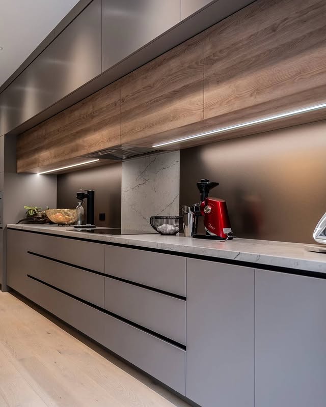 کابینت پلکانی طوسی و طرح چوب