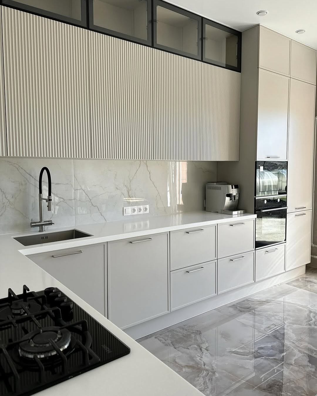 کابینت نئوکلاسیک سفید با درب فریم‌لس و سبک میله‌ای