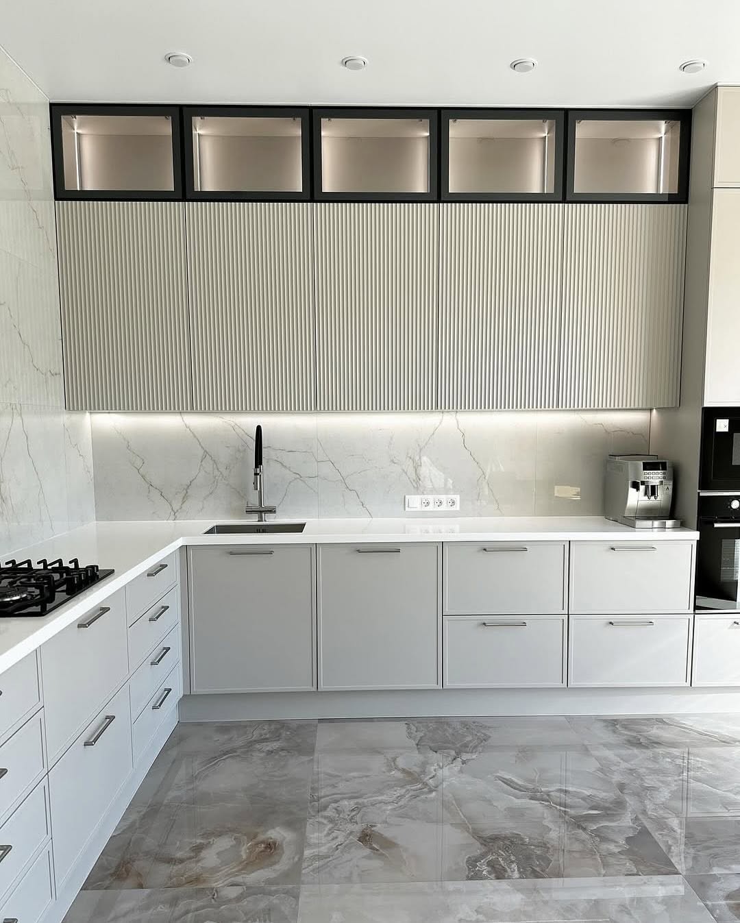 کابینت نئوکلاسیک سفید با درب فریم‌لس و سبک میله‌ای