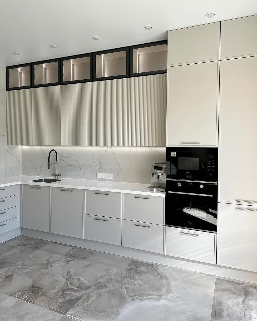 کابینت نئوکلاسیک سفید با درب فریم‌لس و سبک میله‌ای