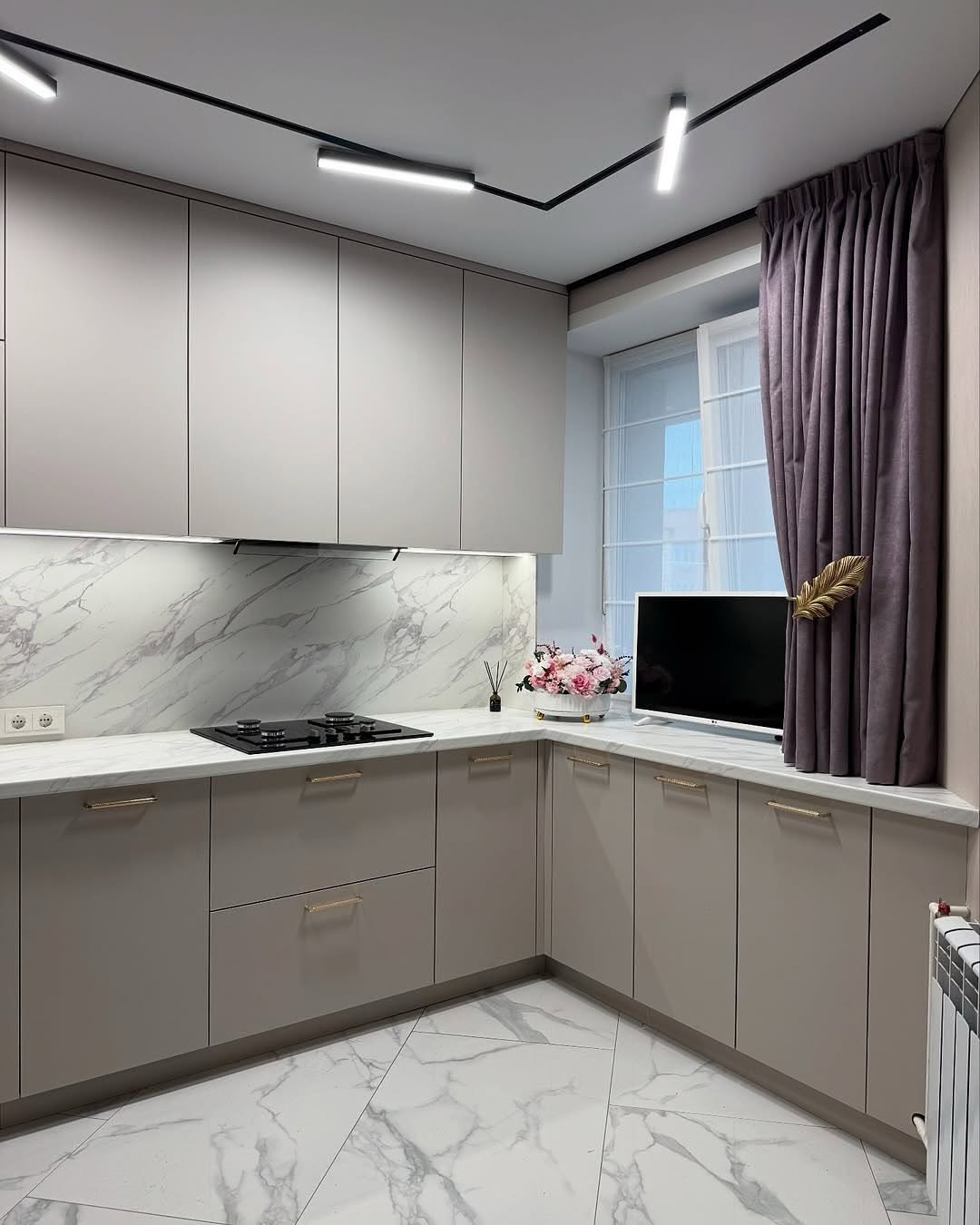 کابینت های گلاس طوسی روشن و درب فریم لس