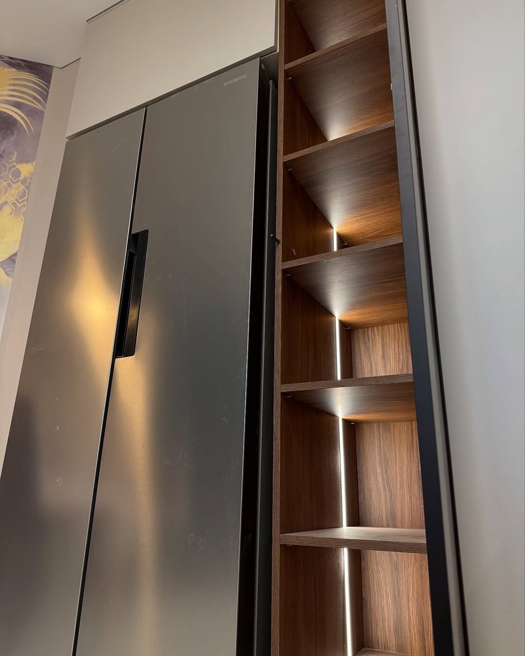 کابینت های گلاس طوسی روشن و درب فریم لس