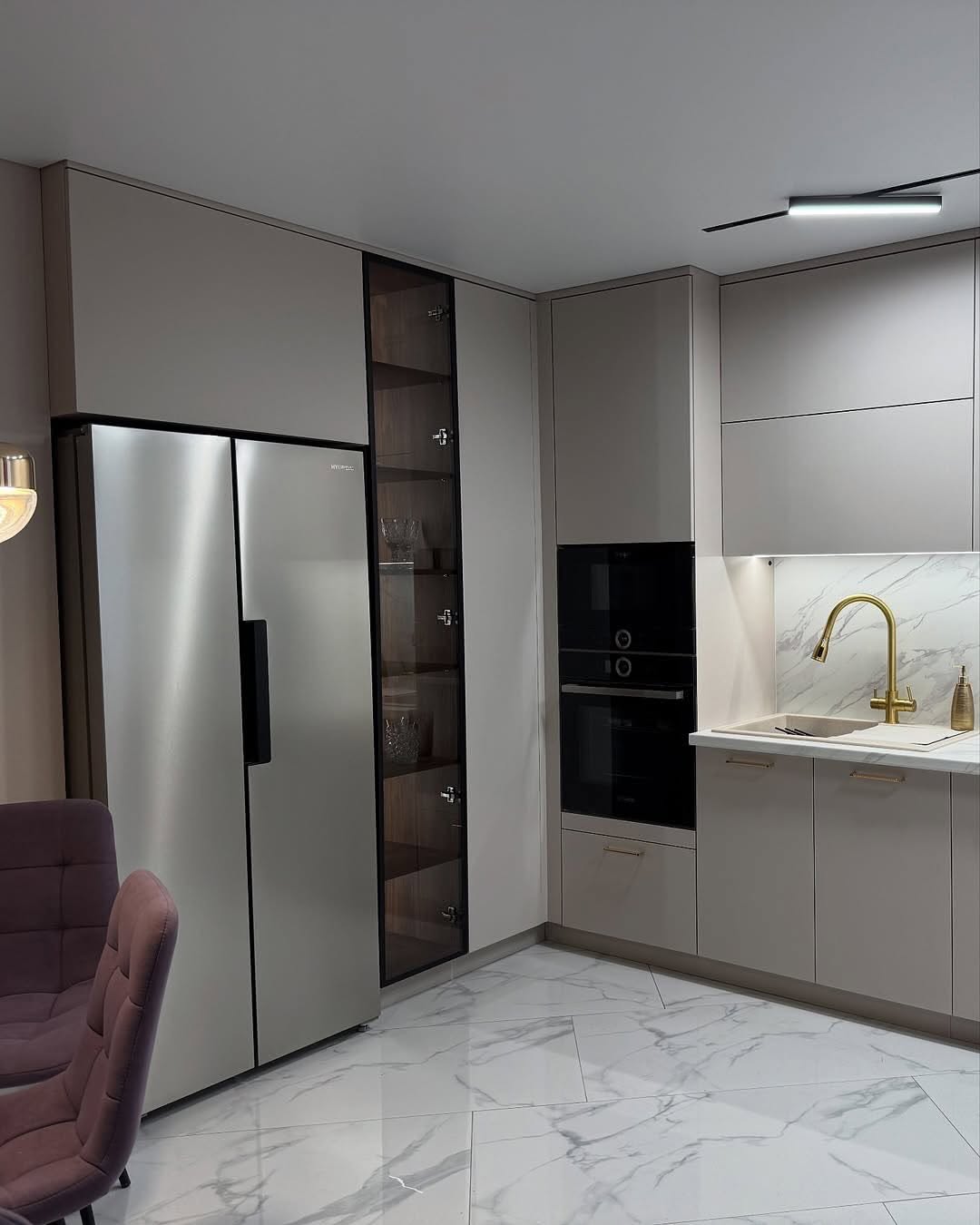 کابینت های گلاس طوسی روشن و درب فریم لس