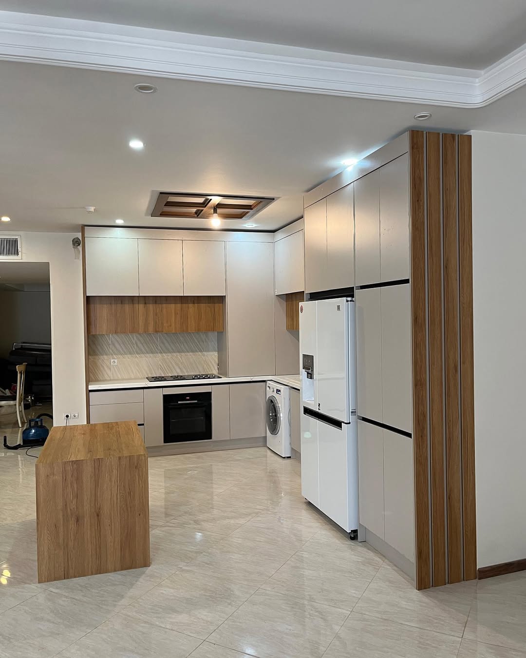 کابینت هایگلاس نسکافه‌ای روشن و فرامید