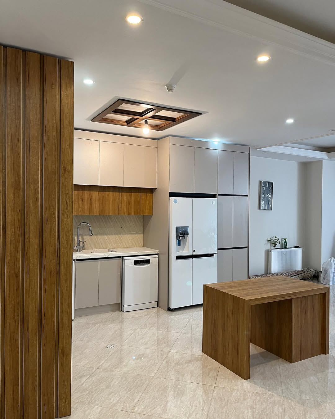 کابینت هایگلاس نسکافه‌ای روشن و فرامید