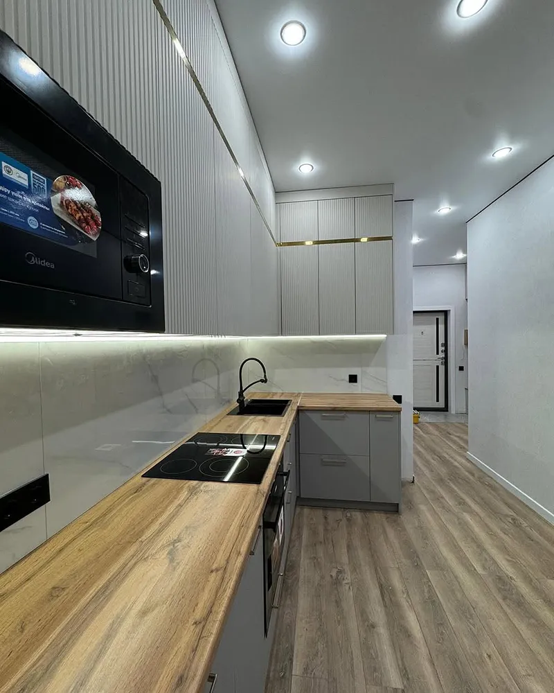 کابینت طوسی روشن و طرح چوب با نوار طلایی