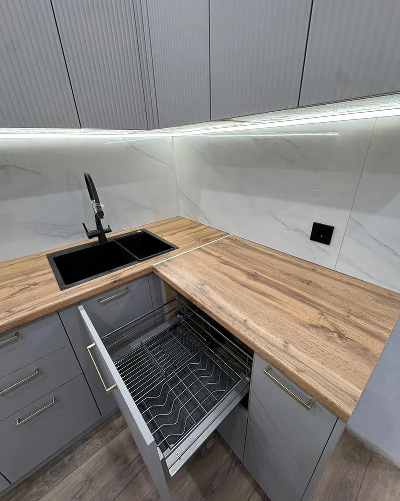 کابینت طوسی روشن و طرح چوب با نوار طلایی