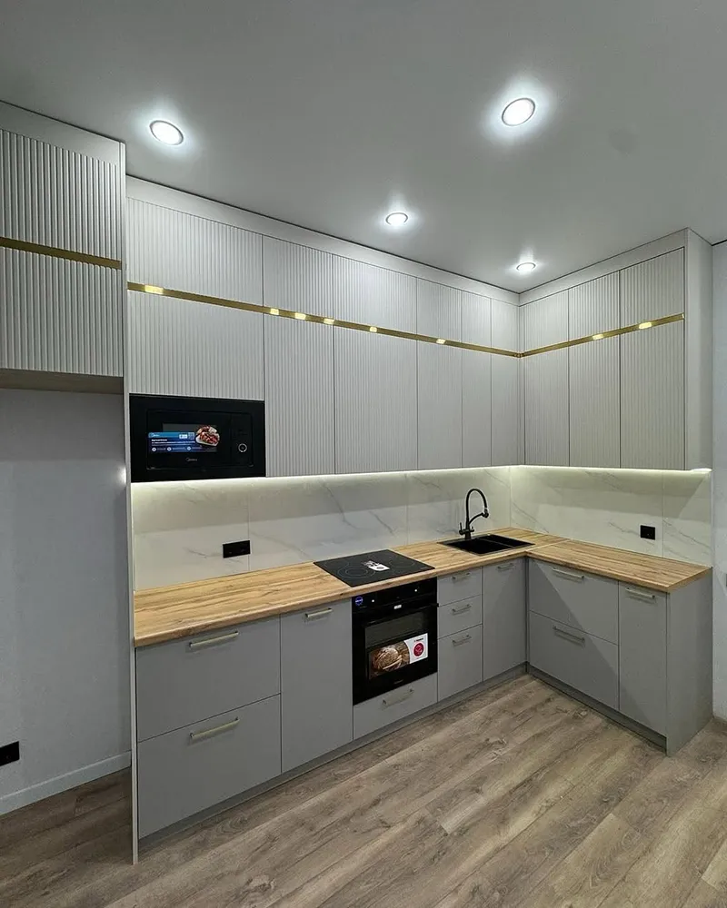 کابینت طوسی روشن و طرح چوب با نوار طلایی