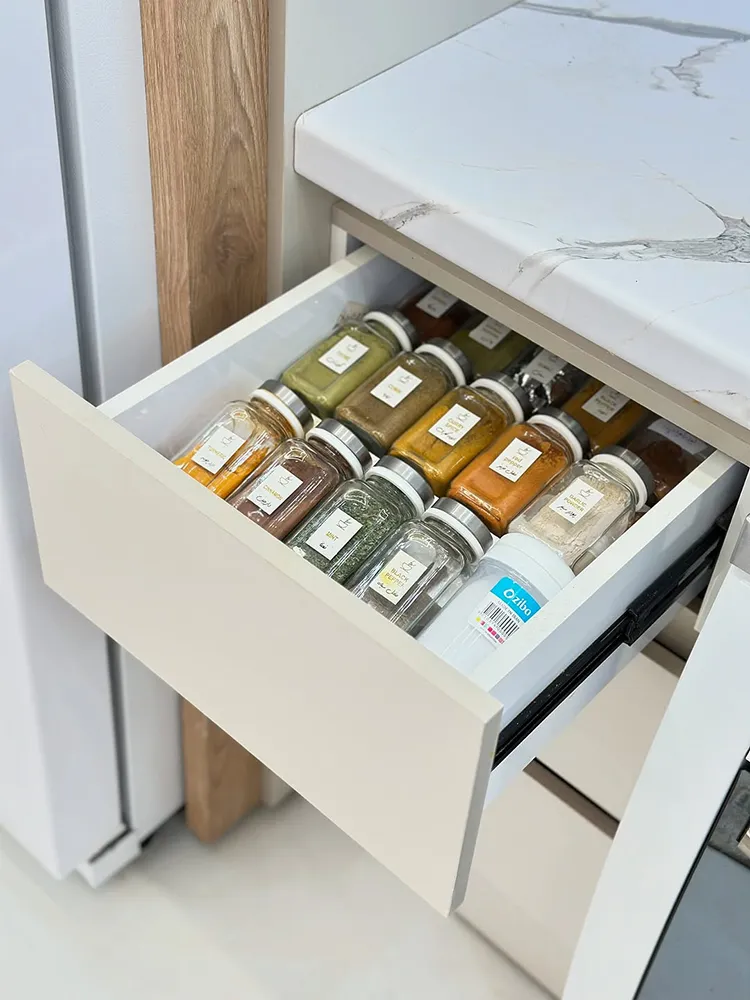 کابینت مدرن سفید و طوسی روشن