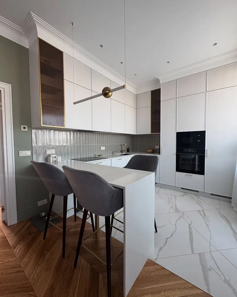 کابینت مدرن طوسی روشن با دستگیره مخفی