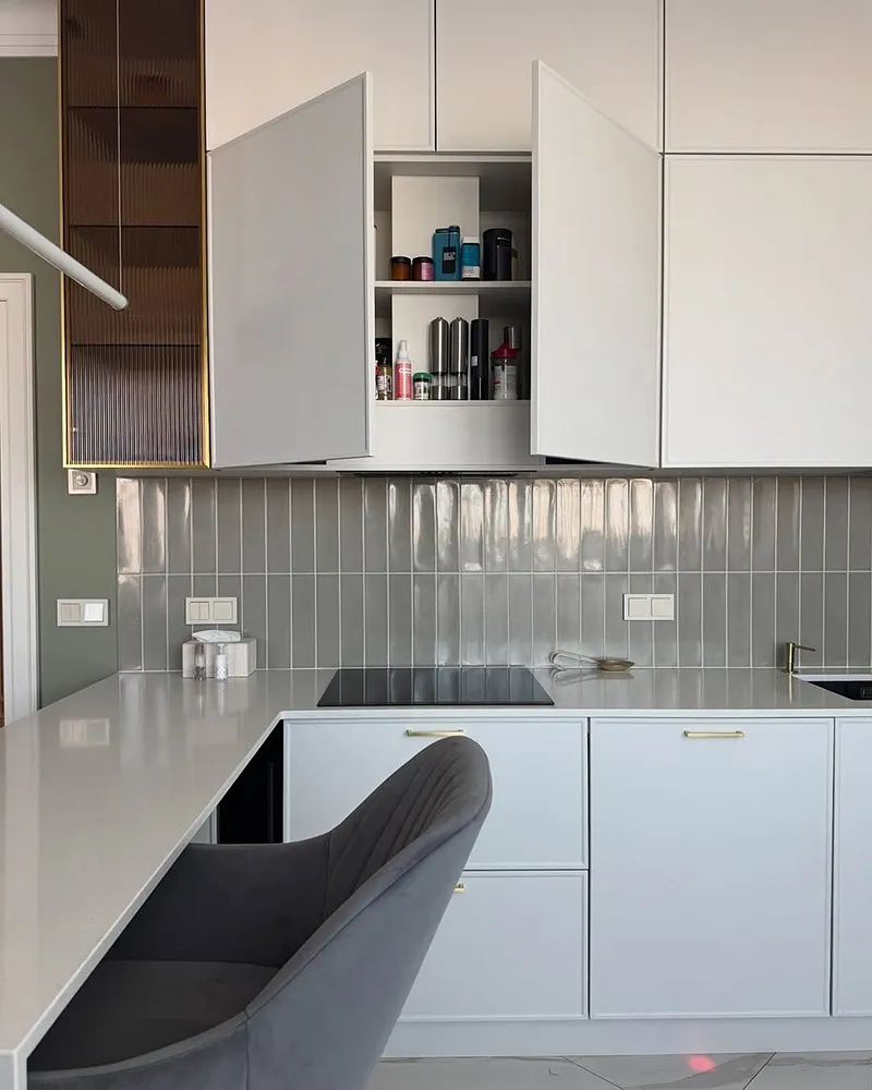 کابینت مدرن طوسی روشن با دستگیره مخفی