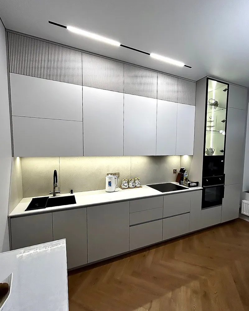 کابینت مدرن طوسی روشن با دستگیره مخفی