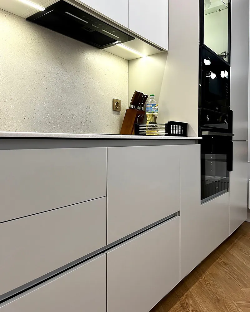 کابینت مدرن طوسی روشن با دستگیره مخفی