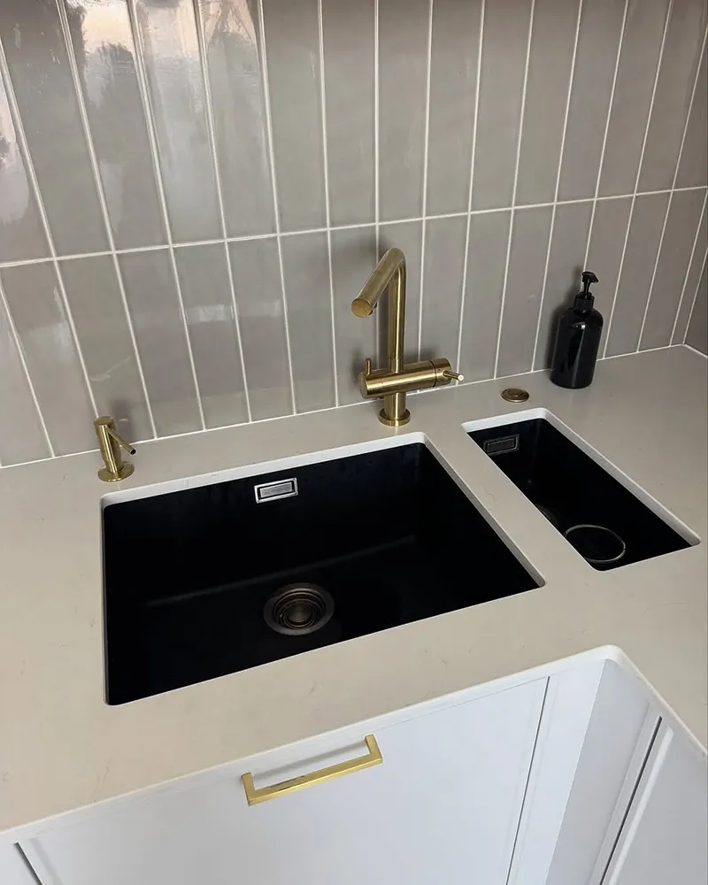 کابینت مدرن طوسی روشن با دستگیره مخفی