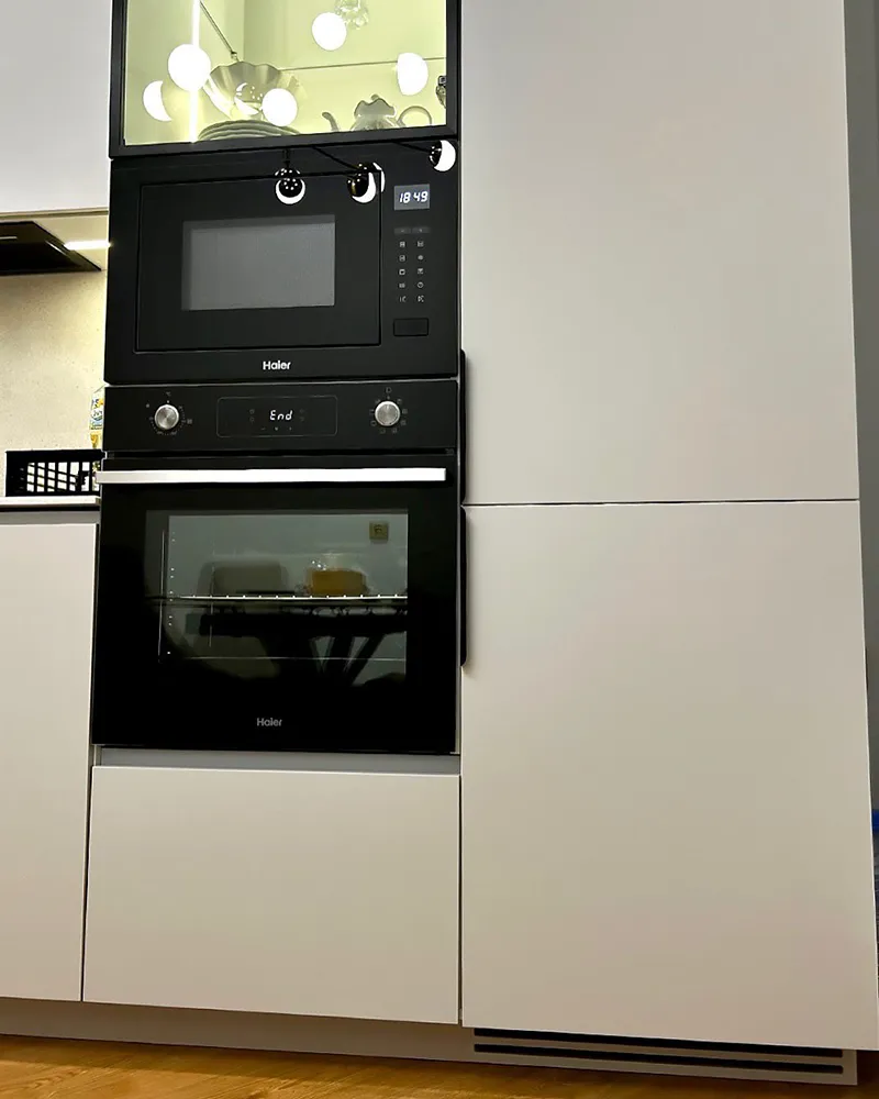 کابینت مدرن طوسی روشن با دستگیره مخفی