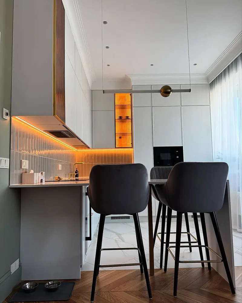 کابینت مدرن طوسی روشن با دستگیره مخفی