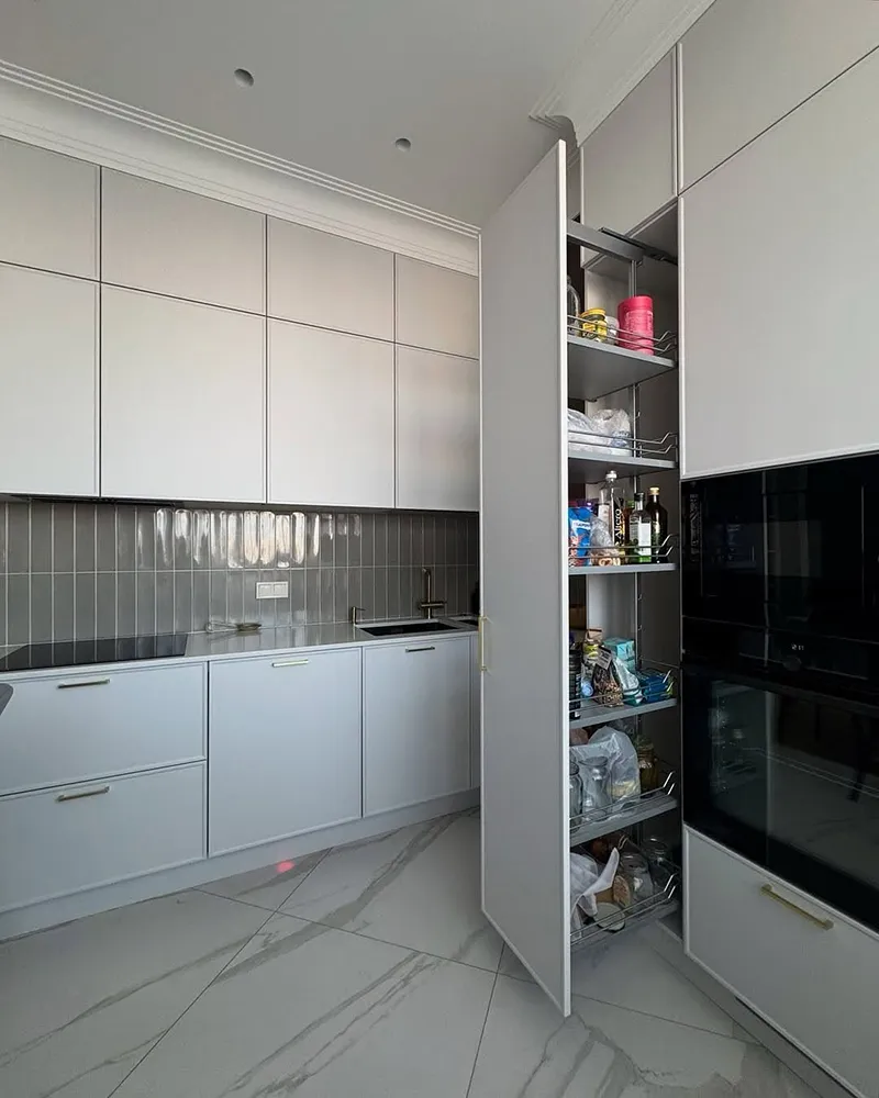 کابینت مدرن طوسی روشن با دستگیره مخفی