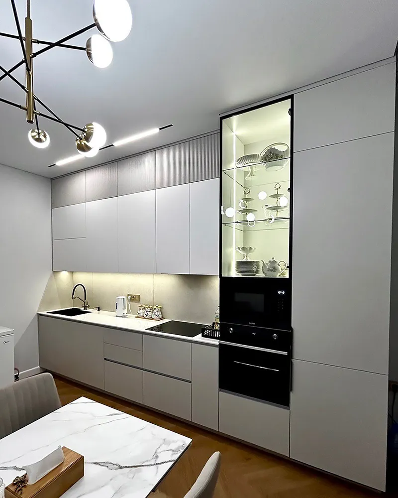 کابینت مدرن طوسی روشن با دستگیره مخفی