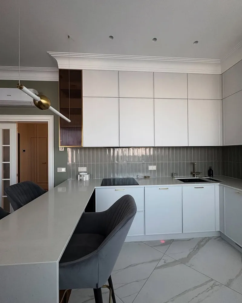 کابینت مدرن طوسی روشن با دستگیره مخفی