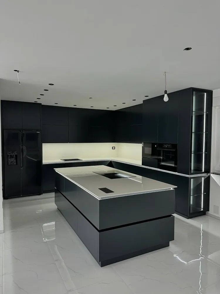 کابینت مدرن مشکی با جزیره طوسی