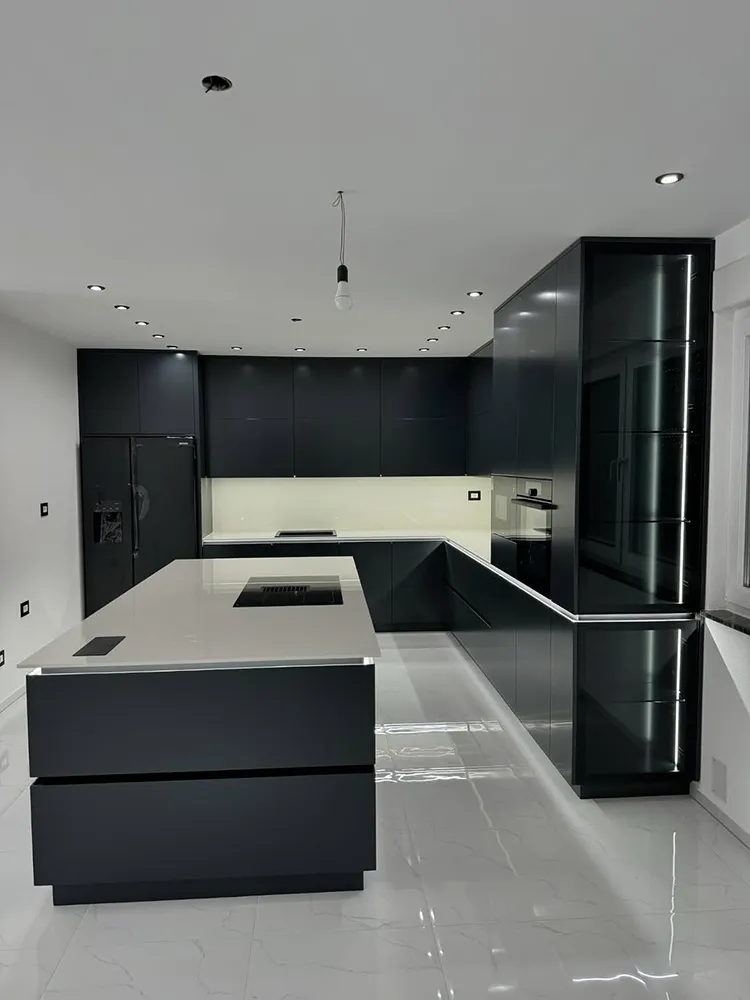 کابینت مدرن مشکی با جزیره طوسی