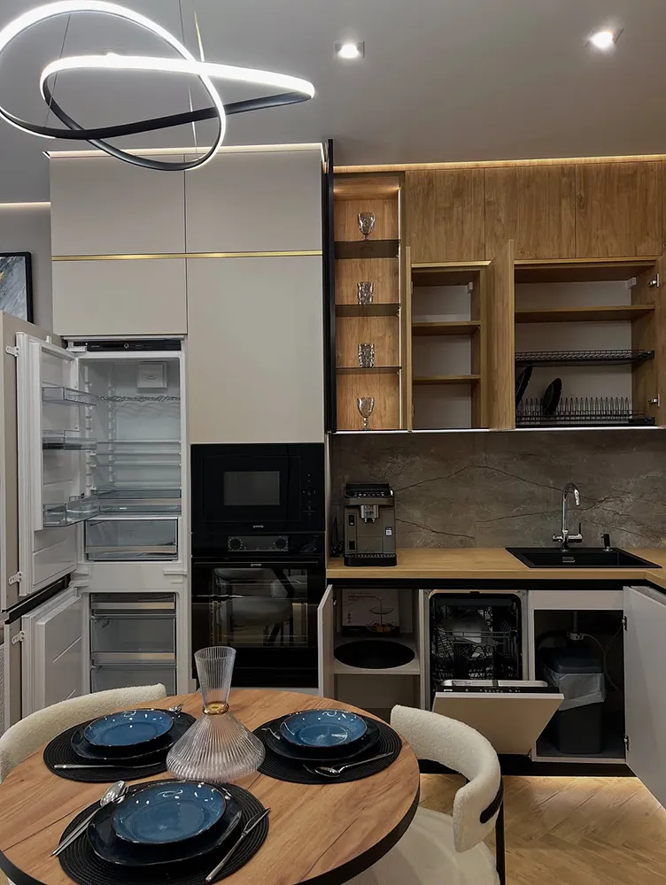 کابینت مدرن نسکافه ای روشن و رنگ چوب طبیعی