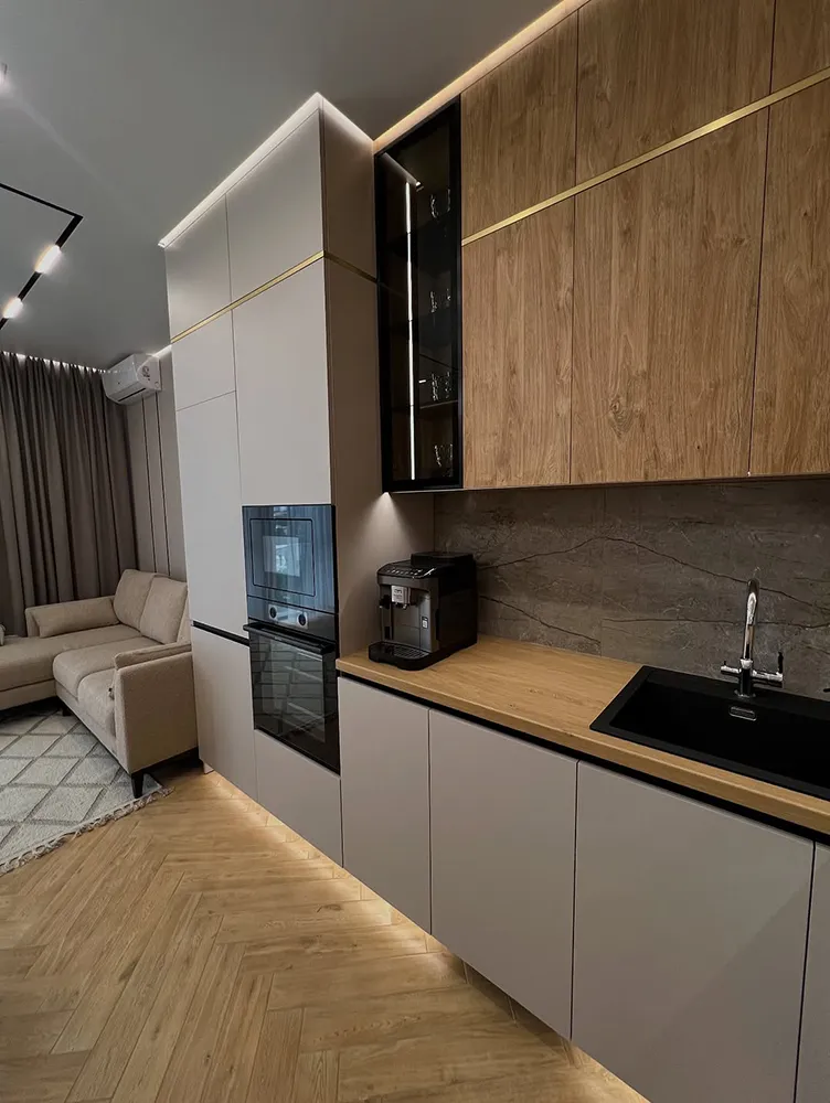 کابینت مدرن نسکافه ای روشن و رنگ چوب طبیعی