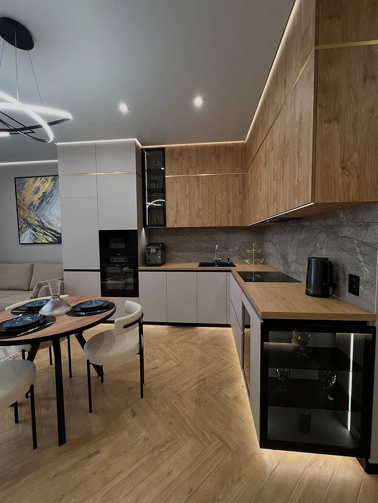 کابینت مدرن نسکافه ای روشن و رنگ چوب طبیعی