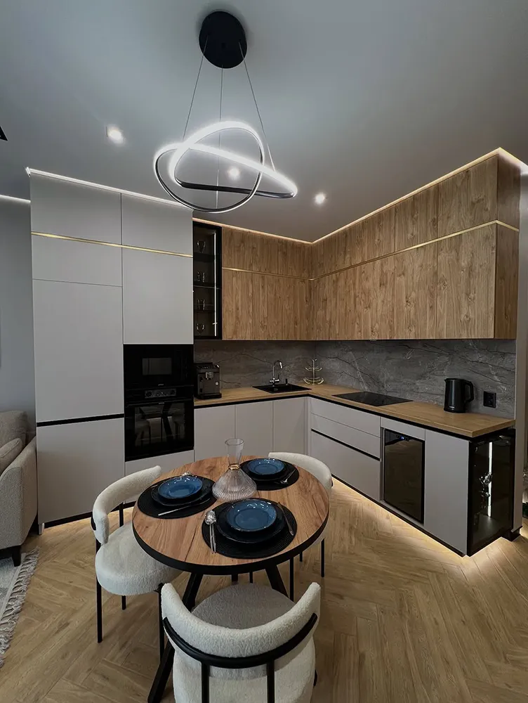 کابینت مدرن نسکافه ای روشن و رنگ چوب طبیعی