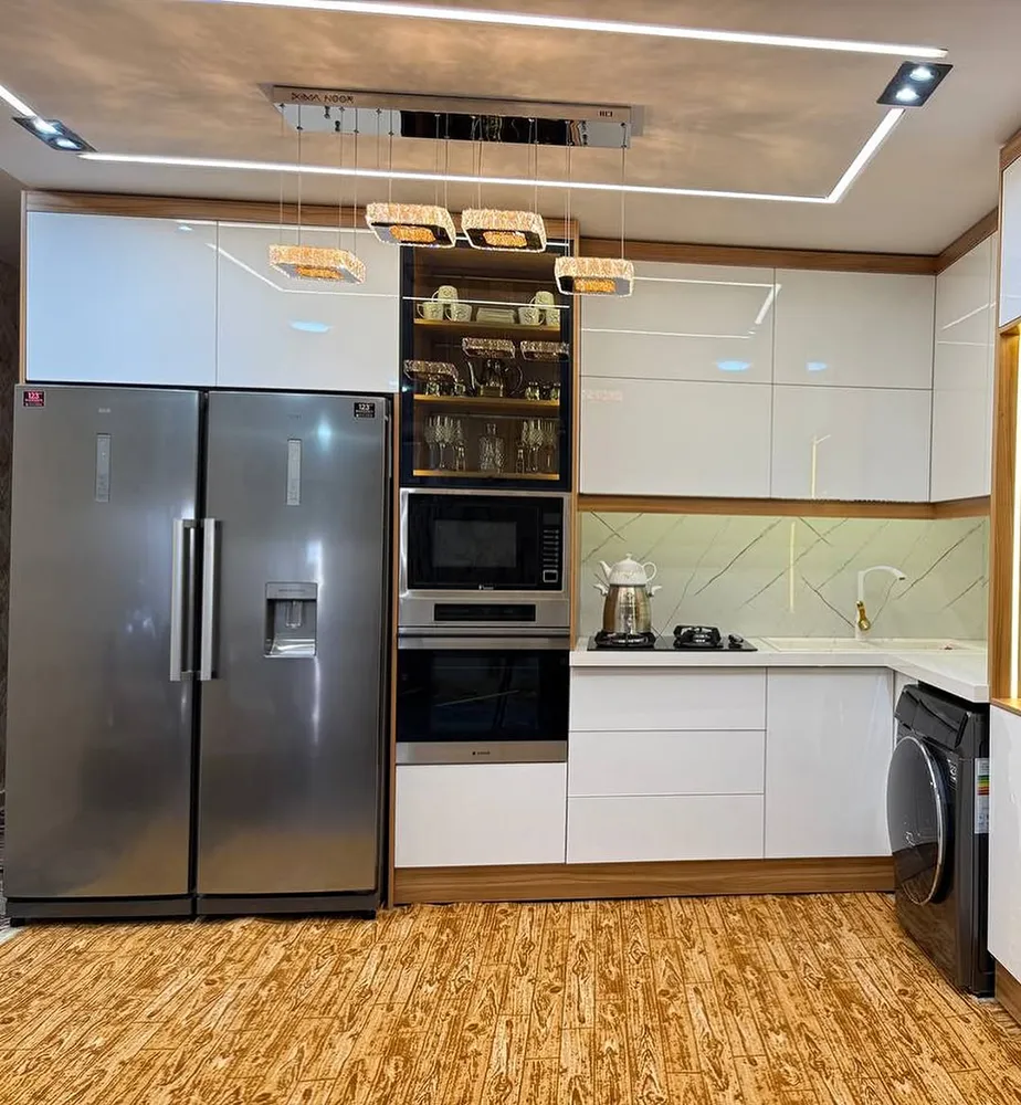 کابینت مدرن هایگلاس سفید و طرح چوب