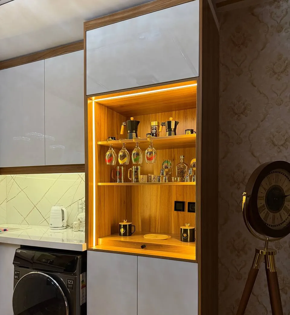 کابینت مدرن هایگلاس سفید و طرح چوب