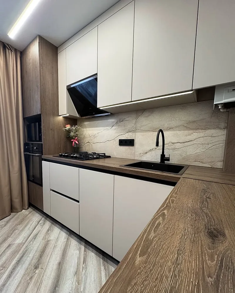 کابینت مدرن کرم و رنگ چوب تیره