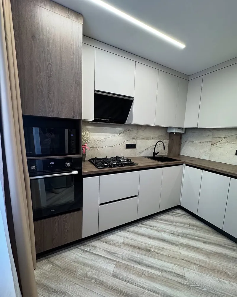 کابینت مدرن کرم و رنگ چوب تیره