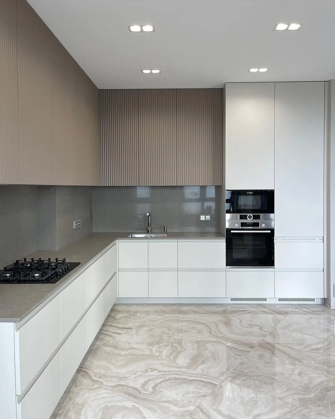 کابینت دو رنگ سفید قهوه ای