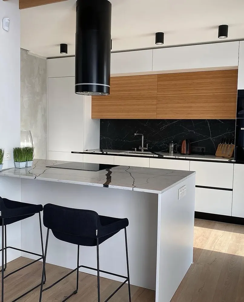 کابینت دو رنگ سفید مشکی با ترکیب چوب