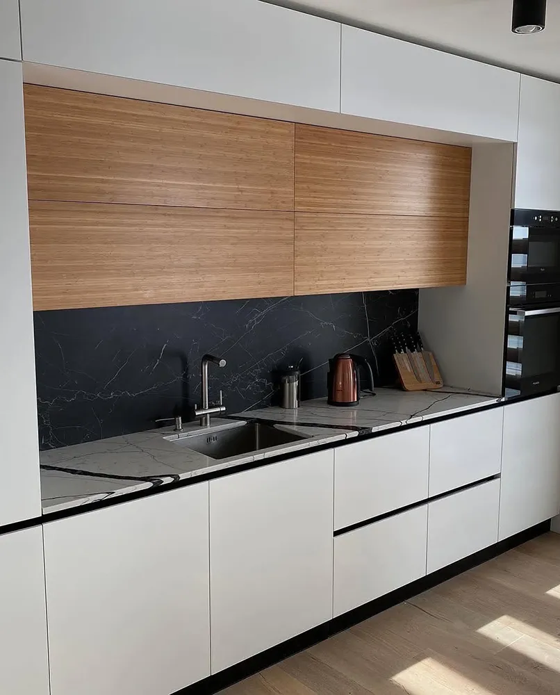 کابینت دو رنگ سفید مشکی با ترکیب چوب