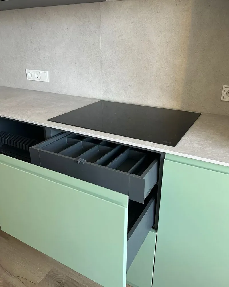 کابینت دو رنگ سفید و سبز پاستلی