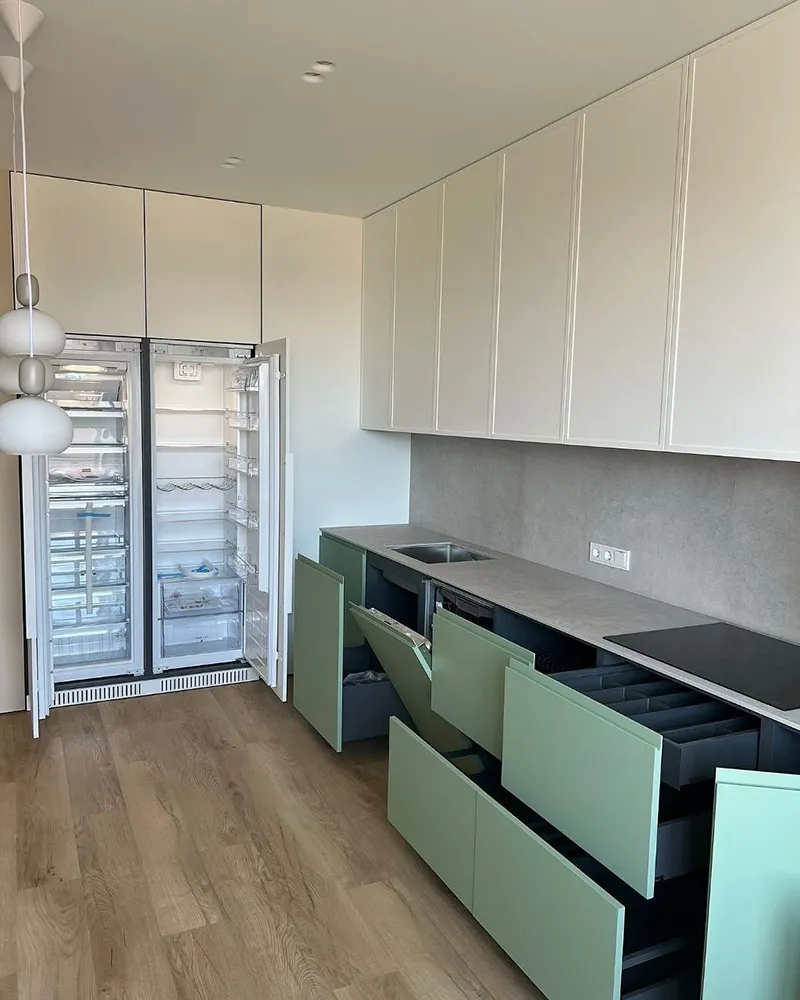 کابینت دو رنگ سفید و سبز پاستلی