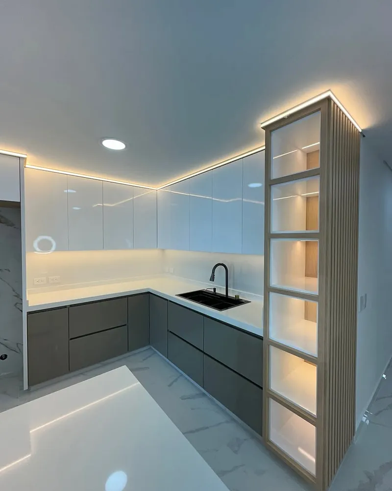 کابینت دو رنگ سفید و طوسی